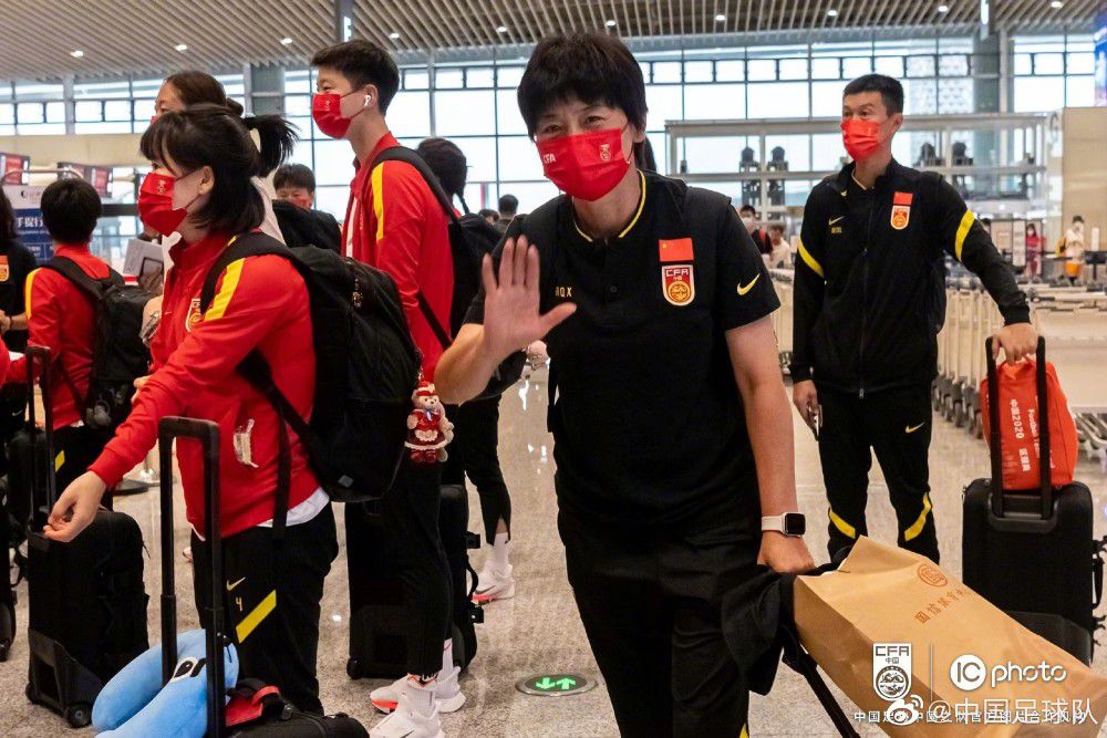 于是她对萧海龙吼道：我家什么时候轮到你做主了？是谁争取来的汤臣一品别墅，你忘了？萧海龙一听这话，表情顿时变得有些难看。